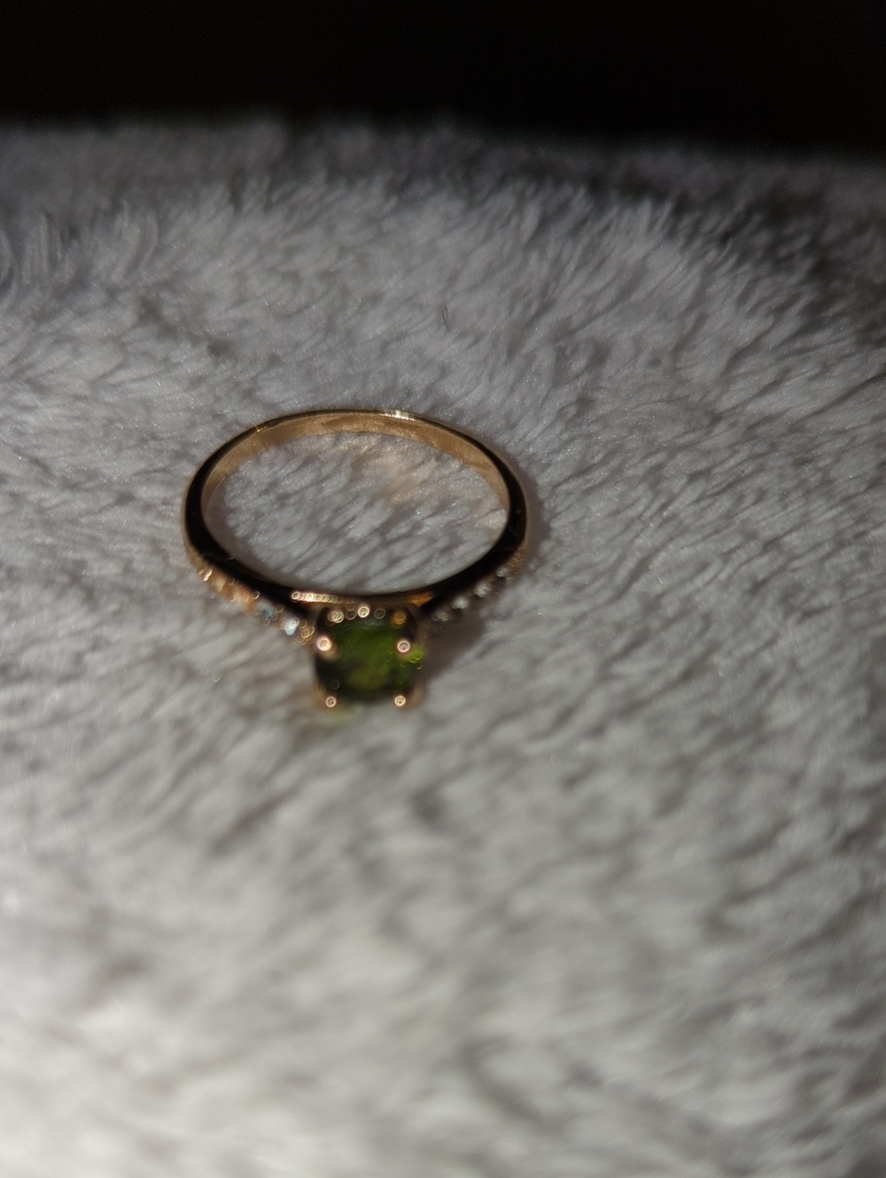 Gold Ring with Green Center Stone and Side Accents. Size. 7mm.